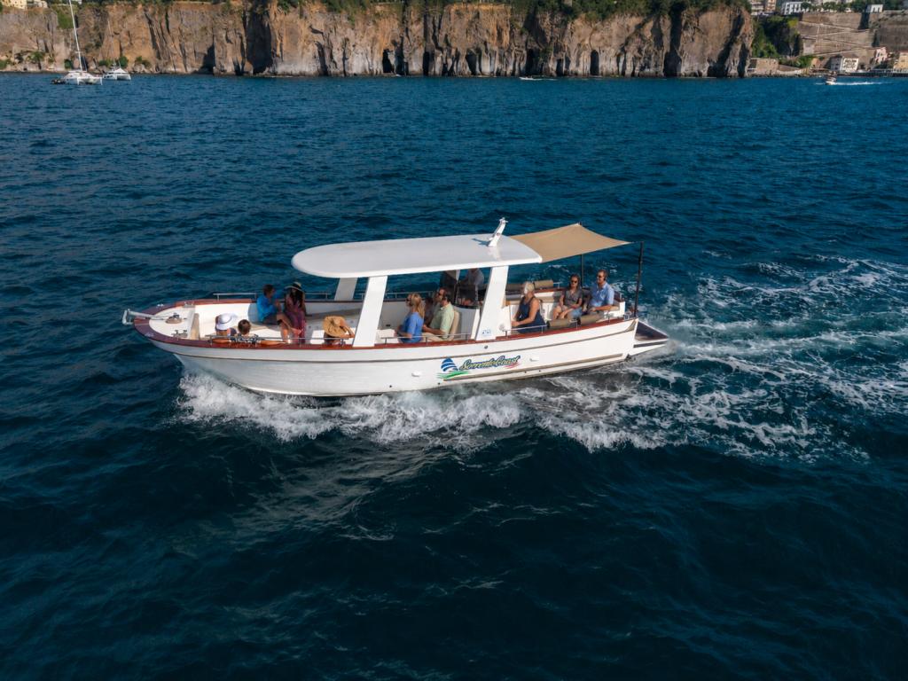 Geteilte Bootstour entlang der Sorrent-Küste mit Audioguide (2 Std.)